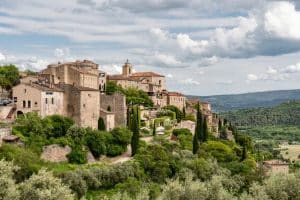Village perché en Provence sous le soleil