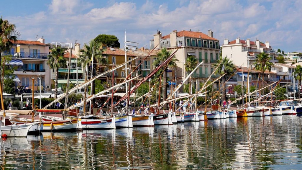 Port de Bandol et ses yachts avec les collines plantées de vignes en arrière-plan