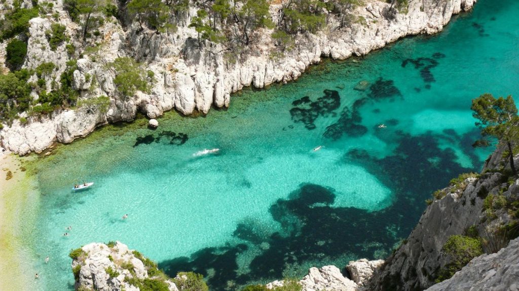 Calanque de Marseille avec falaises calcaires et eau turquoise