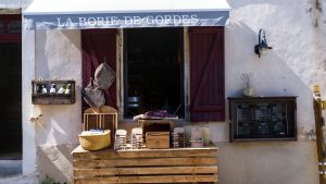 Marché coloré de Carpentras avec fruits et légumes provençaux