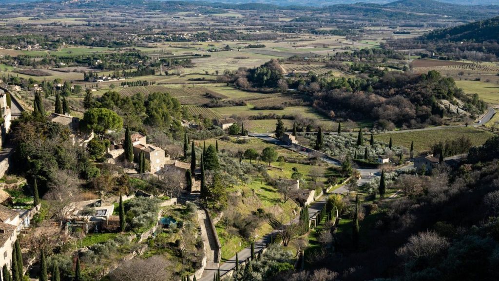 Vue aérienne du domaine Château La Coste avec vignes et installations artistiques