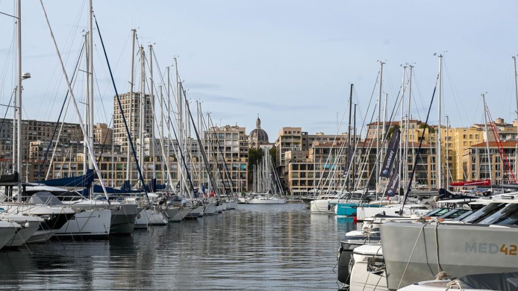 Vue sur le port de l'Estaque avec ses barques et ses façades colorées