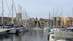 Vue sur le port de l'Estaque avec ses barques et ses façades colorées
