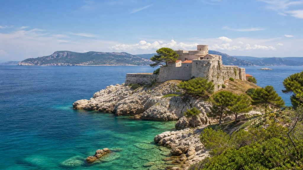 Vue du fort de Brégançon sur son éperon rocheux au bord de la Méditerranée