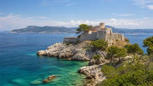 Vue du fort de Brégançon sur son éperon rocheux au bord de la Méditerranée