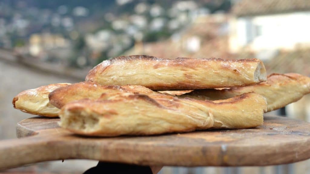 Fougasse provençale dorée aux olives et herbes
