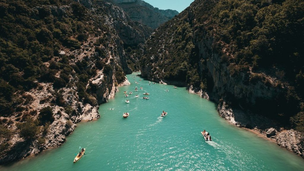 Vue panoramique sur les Gorges du Verdon et ses eaux turquoise depuis un belvédère