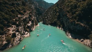 Vue panoramique sur les Gorges du Verdon et ses eaux turquoise depuis un belvédère