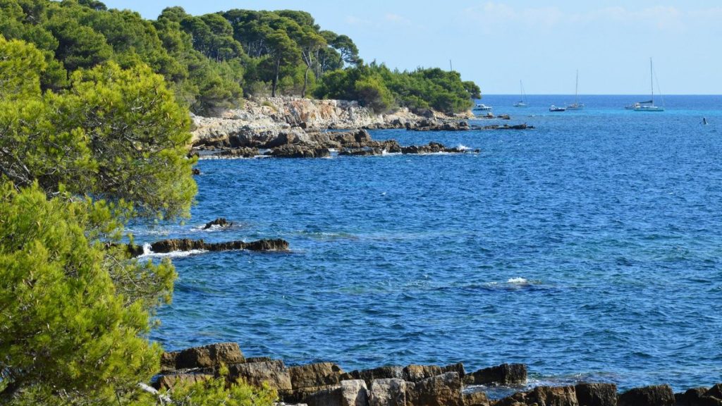 Vue aérienne des îles de Lérins avec leurs eaux turquoise au large de Cannes
