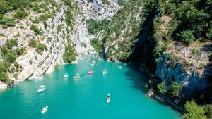 Vue aérienne du lac d'Esparron avec ses eaux turquoise et ses rives boisées