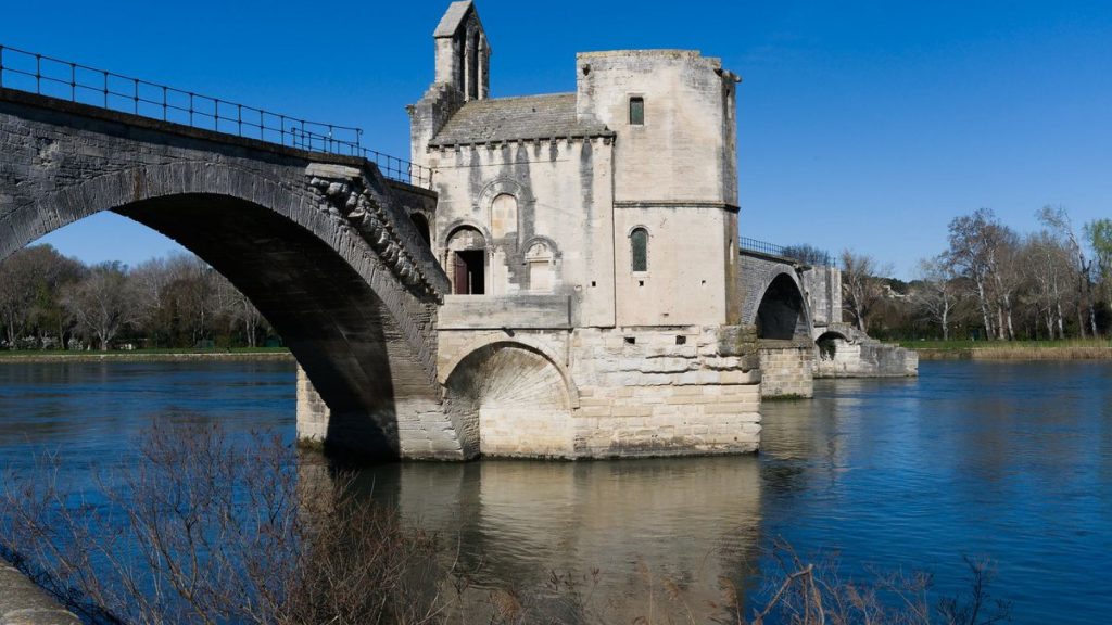 Le pont d'Avignon et ses arches inachevées sur le Rhône