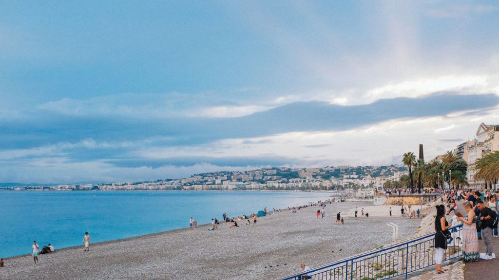 Promenade des Anglais bordée de palmiers face à la mer Méditerranée