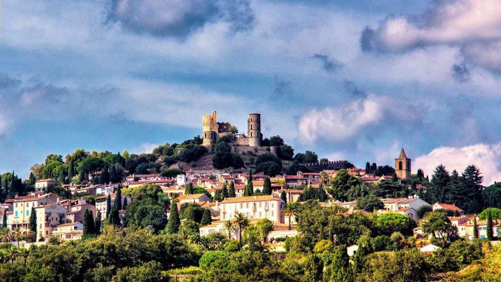 Château de La Barben et ses jardins, cadre du parc Rocher Mistral