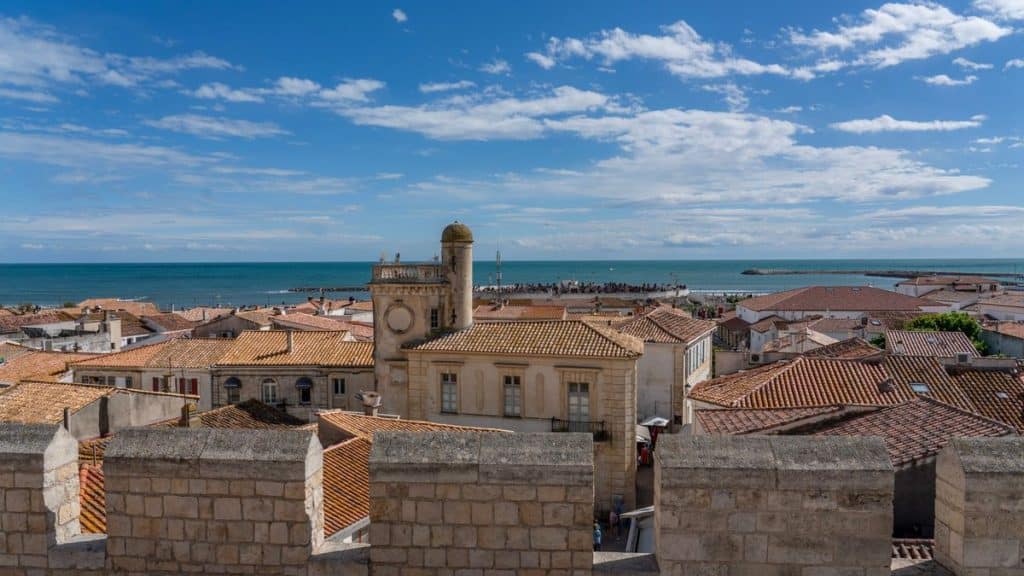 Église fortifiée des Saintes-Maries-de-la-Mer face à la Méditerranée