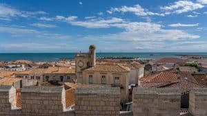 Église fortifiée des Saintes-Maries-de-la-Mer face à la Méditerranée