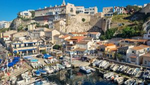 Vue sur le port du Vallon des Auffes avec ses pointus et ses cabanons