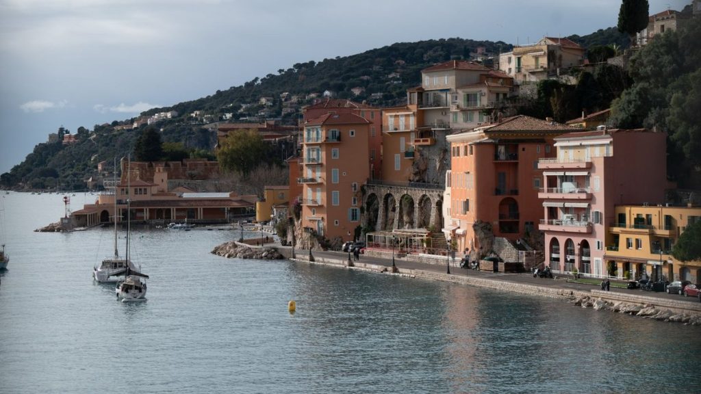 Rade de Villefranche-sur-Mer avec ses façades colorées et bateaux de plaisance